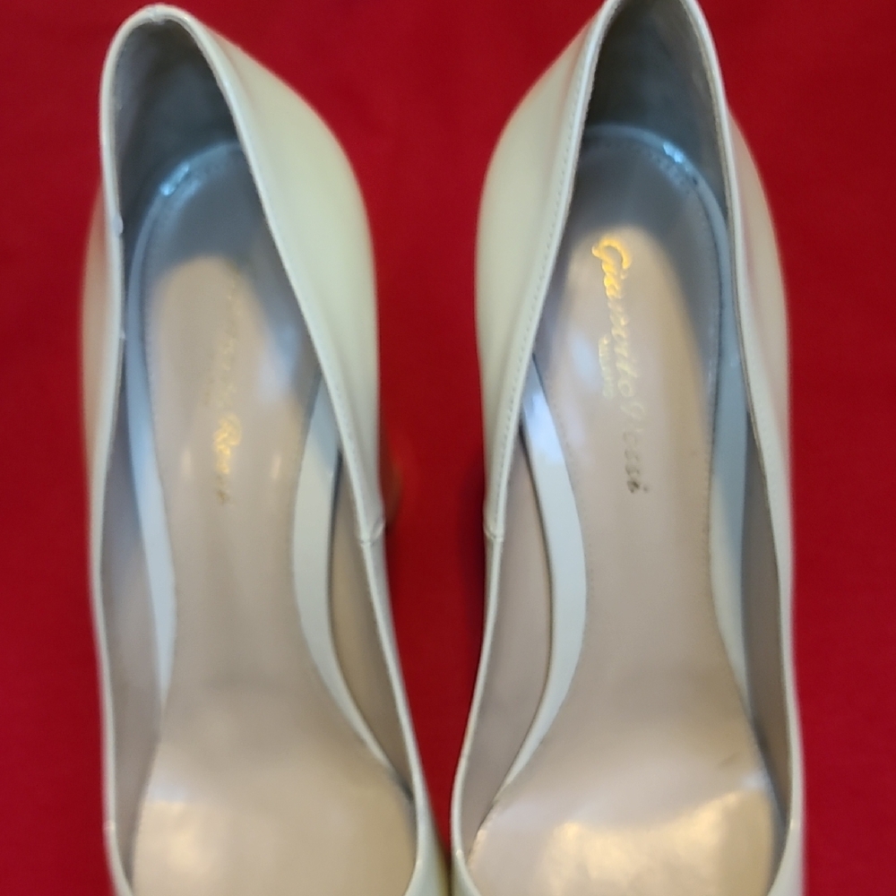 Gianvito Rossi Elegant Beige Heels - Picture 6 of 7